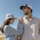 Homem e mulher no utilizando bonés no meio do deserto