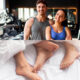 A imagem está dividida no meio, na horizontal. Na parte de cima tem um casal na academia e na parte de baixo, dois pares de pés entrelaçados na cama