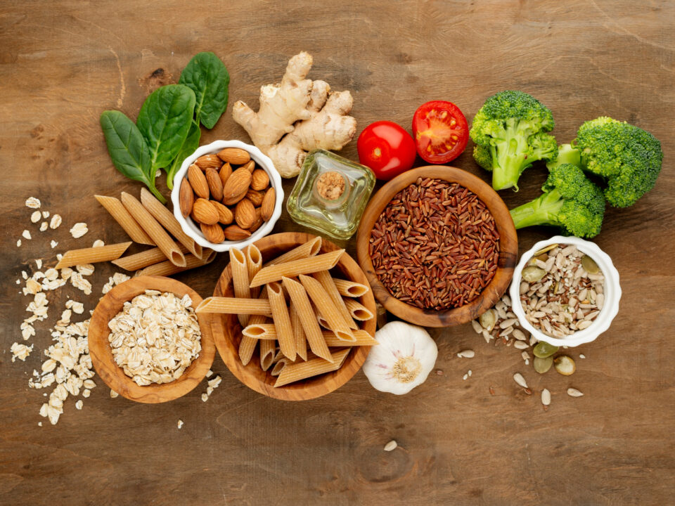 Mesa cheia de alimentos com fibras, probióticos e prebióticos