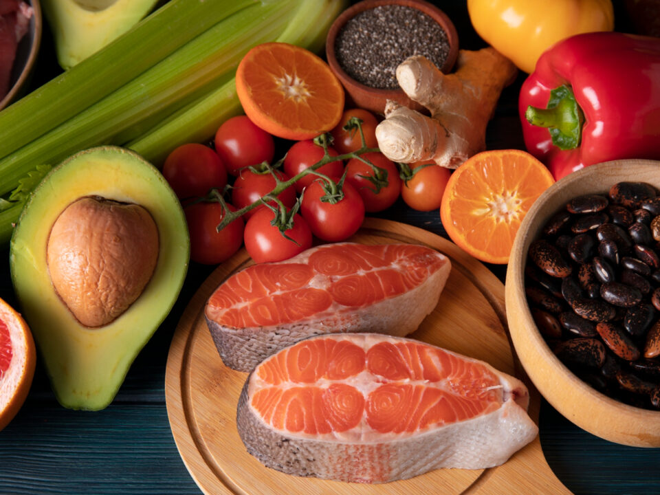 Vários alimentos saudáveis na bancada