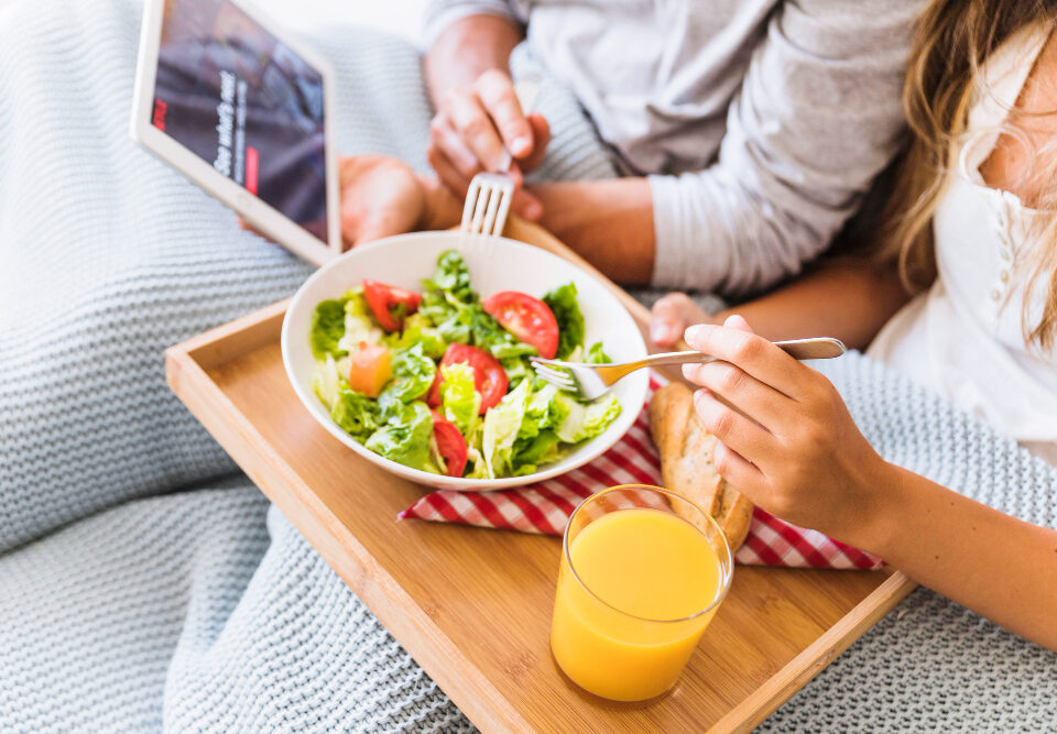 prato de salada e suco de laranja em uma bandeja. Alimentação saudavel