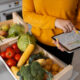 mulher separando as frutas e legumes a partir de uma indicação no tablet