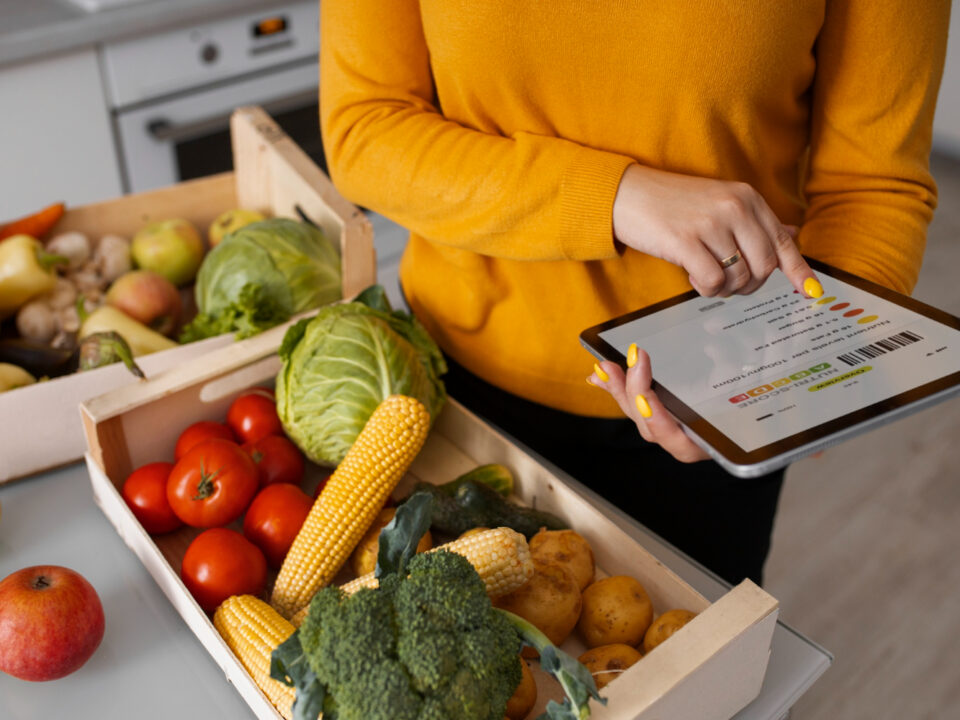 mulher separando as frutas e legumes a partir de uma indicação no tablet