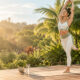 Moça fazendo yoga no meio da floresta